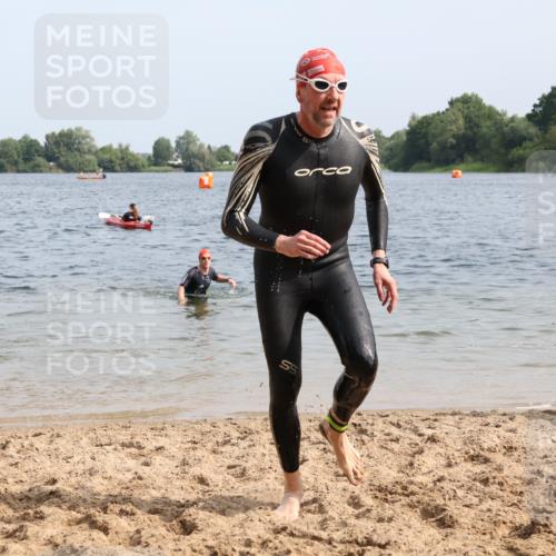 15.06.2025 - 27. Vierlanden-Triathlon Lena Gebhardt http://msf.ph/oto/8006183 15.06.2025 10:04:11 Schwimmen 411, 416, 453, 464 meine-sportfotos.de