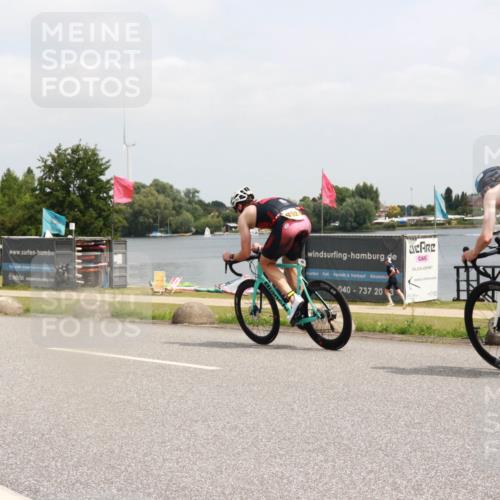 21.06.2025 - 27. Vierlanden-Triathlon H.Heesch http://msf.ph/oto/8006193 15.06.2025 12:05:28 Radfahren 931, 957, 969 meine-sportfotos.de
