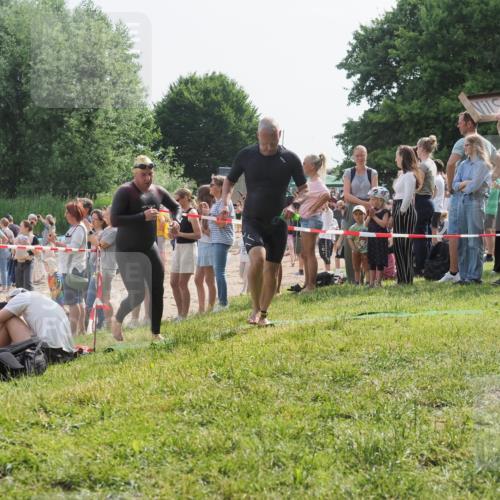 15.06.2025 - 27. Vierlanden-Triathlon KatJ http://msf.ph/oto/8006196 15.06.2025 10:05:24 Schwimmen 364, 382, 384, 393, 402, 409, 422, 456 meine-sportfotos.de