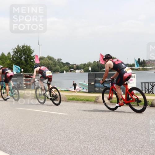 21.06.2025 - 27. Vierlanden-Triathlon H.Heesch http://msf.ph/oto/8006197 15.06.2025 12:05:28 Radfahren 931, 957, 969 meine-sportfotos.de