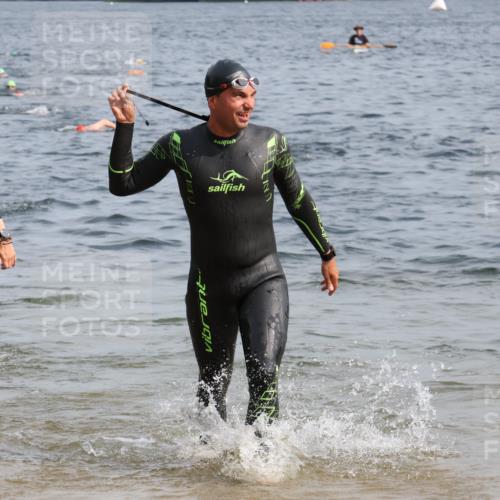 15.06.2025 - 27. Vierlanden-Triathlon Lena Gebhardt http://msf.ph/oto/8006207 15.06.2025 10:04:12 Schwimmen 411, 416, 426, 453, 464 meine-sportfotos.de