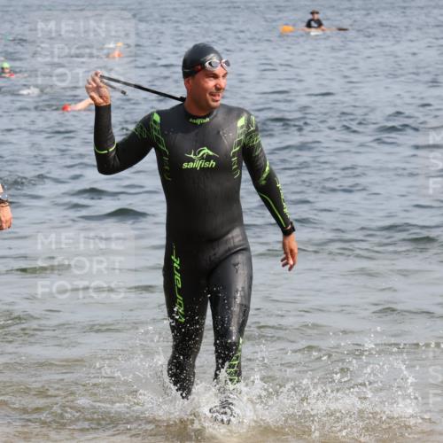 15.06.2025 - 27. Vierlanden-Triathlon Lena Gebhardt http://msf.ph/oto/8006229 15.06.2025 10:04:12 Schwimmen 411, 416, 426, 453, 464 meine-sportfotos.de