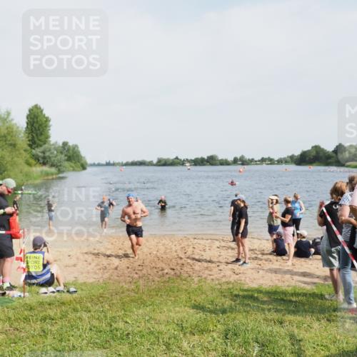 21.06.2025 - 27. Vierlanden-Triathlon MichiJ http://msf.ph/oto/8006237 15.06.2026 10:07:23 Schwimmen 374, 383, 414, 431, 459 meine-sportfotos.de