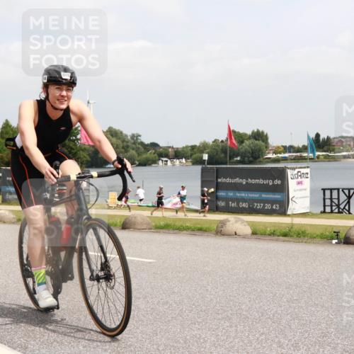 21.06.2025 - 27. Vierlanden-Triathlon H.Heesch http://msf.ph/oto/8006244 15.06.2025 12:05:54 Radfahren 945 meine-sportfotos.de