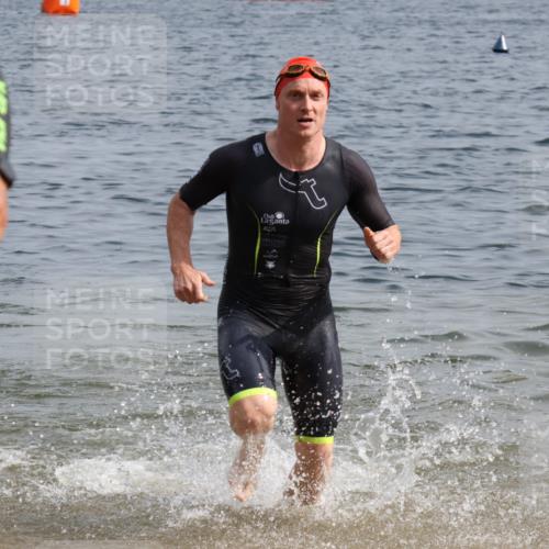 15.06.2025 - 27. Vierlanden-Triathlon Lena Gebhardt http://msf.ph/oto/8006323 15.06.2025 10:04:16 Schwimmen 411, 416, 426, 453, 464 meine-sportfotos.de