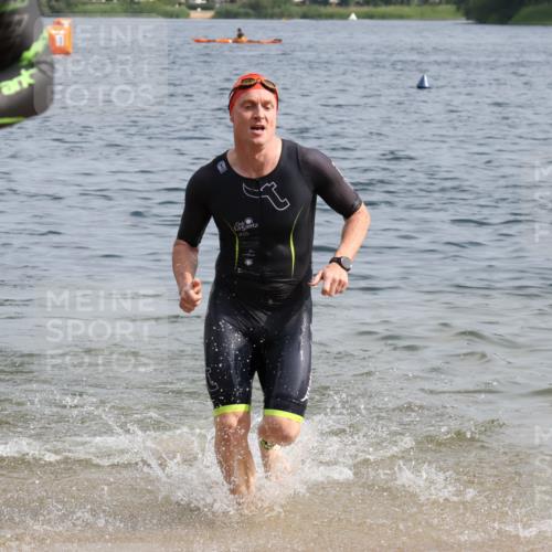 15.06.2025 - 27. Vierlanden-Triathlon Lena Gebhardt http://msf.ph/oto/8006335 15.06.2025 10:04:16 Schwimmen 411, 416, 426, 453, 464 meine-sportfotos.de