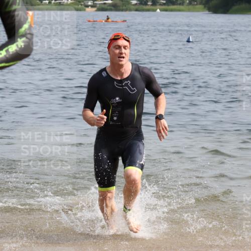 15.06.2025 - 27. Vierlanden-Triathlon Lena Gebhardt http://msf.ph/oto/8006354 15.06.2025 10:04:16 Schwimmen 411, 416, 426, 453, 464 meine-sportfotos.de