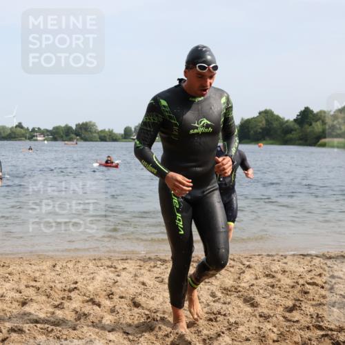 15.06.2025 - 27. Vierlanden-Triathlon Lena Gebhardt http://msf.ph/oto/8006372 15.06.2025 10:04:17 Schwimmen 411, 416, 426, 453, 464 meine-sportfotos.de