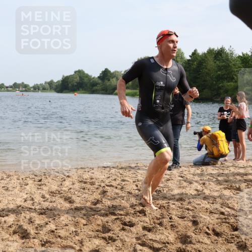 15.06.2025 - 27. Vierlanden-Triathlon Lena Gebhardt http://msf.ph/oto/8006406 15.06.2025 10:04:18 Schwimmen 411, 416, 426, 453, 464 meine-sportfotos.de