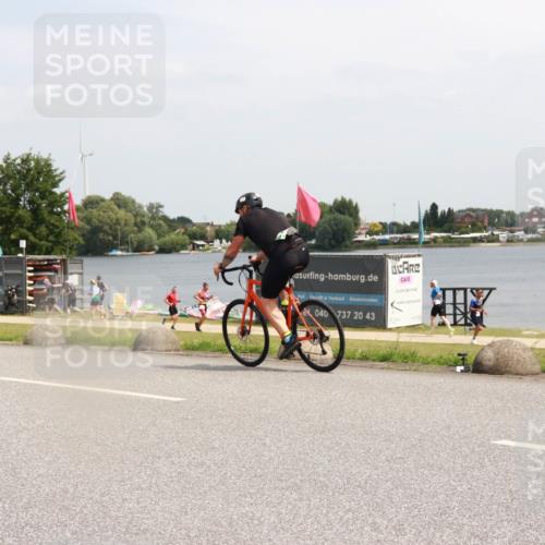 21.06.2025 - 27. Vierlanden-Triathlon H.Heesch http://msf.ph/oto/8006408 15.06.2025 11:58:29 Radfahren 784 meine-sportfotos.de