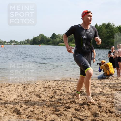 15.06.2025 - 27. Vierlanden-Triathlon Lena Gebhardt http://msf.ph/oto/8006419 15.06.2025 10:04:19 Schwimmen 411, 416, 426, 453, 464 meine-sportfotos.de