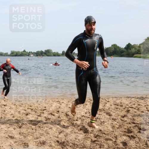 15.06.2025 - 27. Vierlanden-Triathlon Lena Gebhardt http://msf.ph/oto/8006428 15.06.2025 10:04:19 Schwimmen 411, 416, 426, 453, 464 meine-sportfotos.de