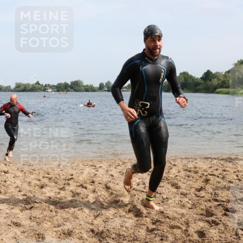 15.06.2025 - 27. Vierlanden-Triathlon Lena Gebhardt http://msf.ph/oto/8006433 15.06.2025 10:04:19 Schwimmen 411, 416, 426, 453, 464 meine-sportfotos.de