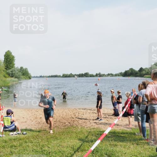 21.06.2025 - 27. Vierlanden-Triathlon MichiJ http://msf.ph/oto/8006442 15.06.2026 10:07:27 Schwimmen 374, 379, 391, 414, 431 meine-sportfotos.de