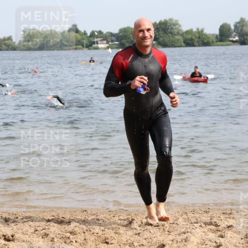 15.06.2025 - 27. Vierlanden-Triathlon Lena Gebhardt http://msf.ph/oto/8006446 15.06.2025 10:04:21 Schwimmen 411, 416, 426, 453, 464 meine-sportfotos.de