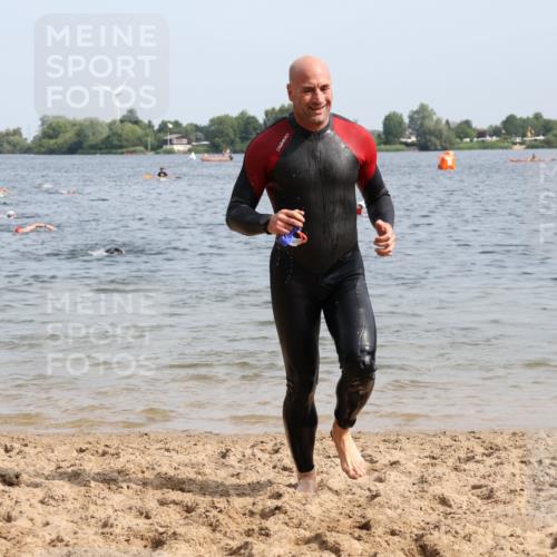 15.06.2025 - 27. Vierlanden-Triathlon Lena Gebhardt http://msf.ph/oto/8006476 15.06.2025 10:04:21 Schwimmen 411, 416, 426, 453, 464 meine-sportfotos.de