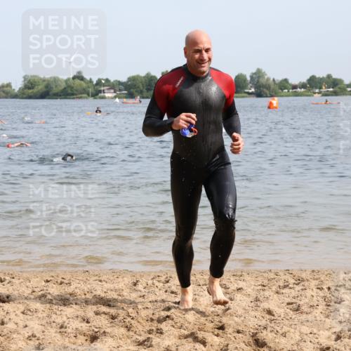 15.06.2025 - 27. Vierlanden-Triathlon Lena Gebhardt http://msf.ph/oto/8006492 15.06.2025 10:04:21 Schwimmen 411, 416, 426, 453, 464 meine-sportfotos.de
