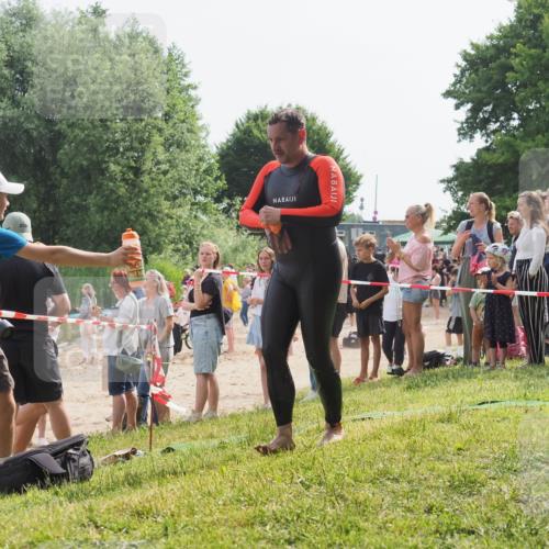 15.06.2025 - 27. Vierlanden-Triathlon KatJ http://msf.ph/oto/8006493 15.06.2025 10:05:39 Schwimmen 366, 378, 401, 409, 413 meine-sportfotos.de