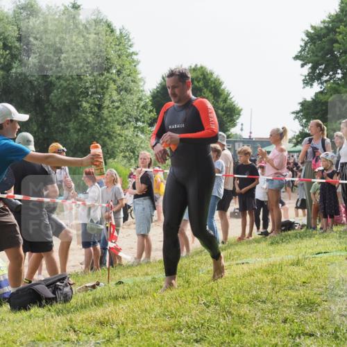 15.06.2025 - 27. Vierlanden-Triathlon KatJ http://msf.ph/oto/8006506 15.06.2025 10:05:39 Schwimmen 366, 378, 401, 409, 413 meine-sportfotos.de