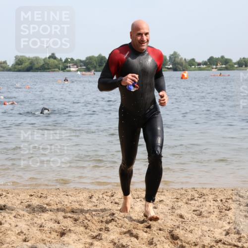 15.06.2025 - 27. Vierlanden-Triathlon Lena Gebhardt http://msf.ph/oto/8006507 15.06.2025 10:04:21 Schwimmen 411, 416, 426, 453, 464 meine-sportfotos.de