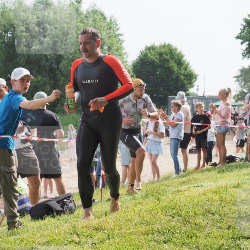 15.06.2025 - 27. Vierlanden-Triathlon KatJ http://msf.ph/oto/8006539 15.06.2025 10:05:40 Schwimmen 366, 378, 401, 413 meine-sportfotos.de