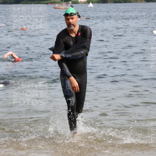 15.06.2025 - 27. Vierlanden-Triathlon Lena Gebhardt http://msf.ph/oto/8006566 15.06.2025 10:04:30 Schwimmen 404, 426, 452 meine-sportfotos.de