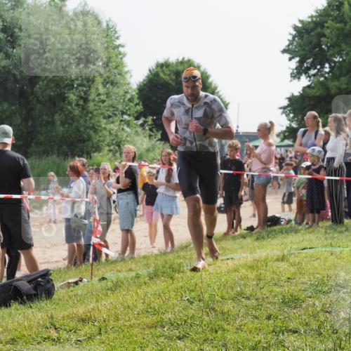 15.06.2025 - 27. Vierlanden-Triathlon KatJ http://msf.ph/oto/8006580 15.06.2025 10:05:40 Schwimmen 366, 378, 401, 413 meine-sportfotos.de