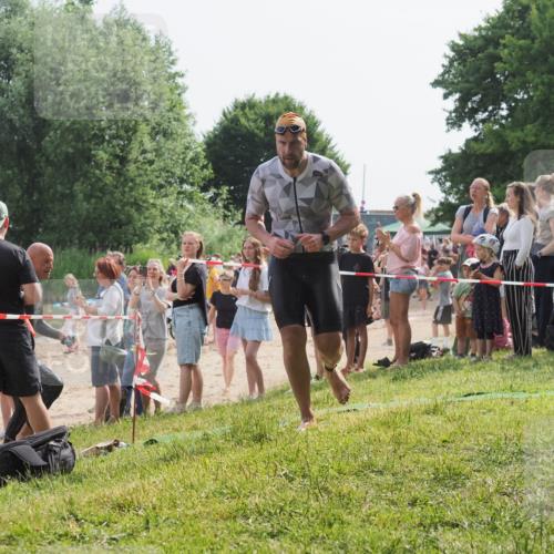 15.06.2025 - 27. Vierlanden-Triathlon KatJ http://msf.ph/oto/8006591 15.06.2025 10:05:41 Schwimmen 366, 378, 401, 413, 450 meine-sportfotos.de