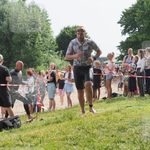 15.06.2025 - 27. Vierlanden-Triathlon KatJ http://msf.ph/oto/8006602 15.06.2025 10:05:41 Schwimmen 366, 378, 401, 413, 450 meine-sportfotos.de