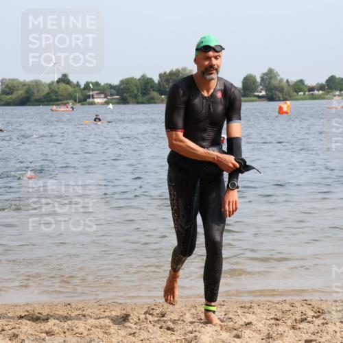 15.06.2025 - 27. Vierlanden-Triathlon Lena Gebhardt http://msf.ph/oto/8006612 15.06.2025 10:04:32 Schwimmen 390, 404, 426, 452 meine-sportfotos.de
