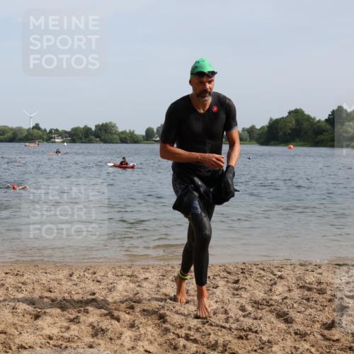 15.06.2025 - 27. Vierlanden-Triathlon Lena Gebhardt http://msf.ph/oto/8006616 15.06.2025 10:04:33 Schwimmen 390, 404, 452 meine-sportfotos.de