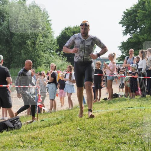 15.06.2025 - 27. Vierlanden-Triathlon KatJ http://msf.ph/oto/8006618 15.06.2025 10:05:41 Schwimmen 366, 378, 401, 413, 450 meine-sportfotos.de