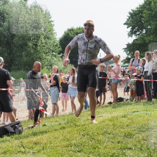 15.06.2025 - 27. Vierlanden-Triathlon KatJ http://msf.ph/oto/8006625 15.06.2025 10:05:41 Schwimmen 366, 378, 401, 413, 450 meine-sportfotos.de