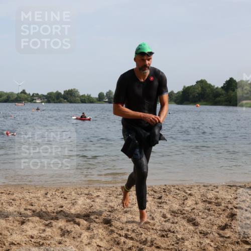 15.06.2025 - 27. Vierlanden-Triathlon Lena Gebhardt http://msf.ph/oto/8006632 15.06.2025 10:04:33 Schwimmen 390, 404, 452 meine-sportfotos.de