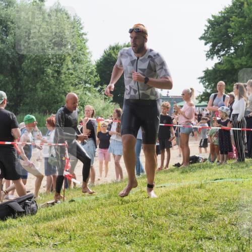 15.06.2025 - 27. Vierlanden-Triathlon KatJ http://msf.ph/oto/8006635 15.06.2025 10:05:41 Schwimmen 366, 378, 401, 413, 450 meine-sportfotos.de