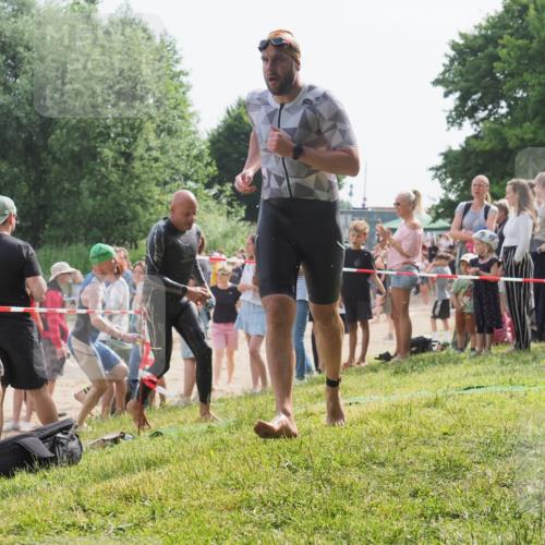 15.06.2025 - 27. Vierlanden-Triathlon KatJ http://msf.ph/oto/8006646 15.06.2025 10:05:41 Schwimmen 366, 378, 401, 413, 450 meine-sportfotos.de
