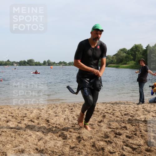 15.06.2025 - 27. Vierlanden-Triathlon Lena Gebhardt http://msf.ph/oto/8006647 15.06.2025 10:04:34 Schwimmen 390, 404, 452 meine-sportfotos.de
