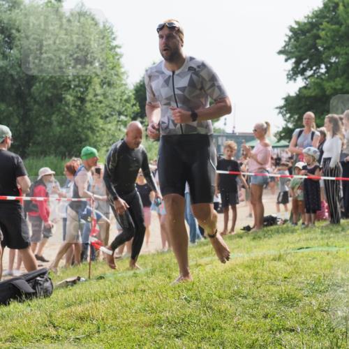 15.06.2025 - 27. Vierlanden-Triathlon KatJ http://msf.ph/oto/8006657 15.06.2025 10:05:41 Schwimmen 366, 378, 401, 413, 450 meine-sportfotos.de
