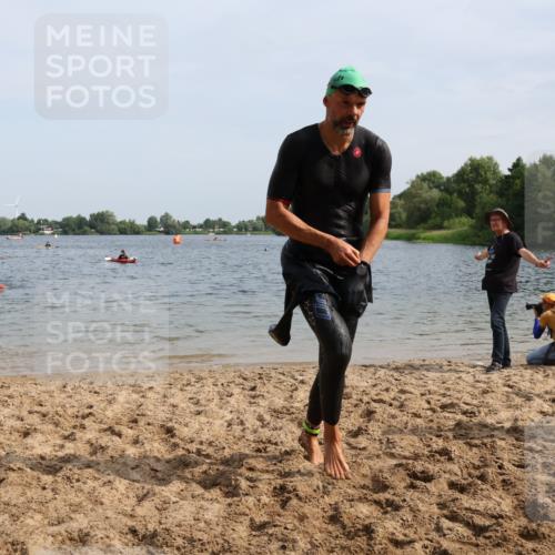 15.06.2025 - 27. Vierlanden-Triathlon Lena Gebhardt http://msf.ph/oto/8006660 15.06.2025 10:04:34 Schwimmen 390, 404, 452 meine-sportfotos.de