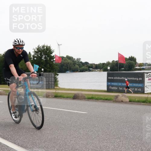 15.06.2025 - 27. Vierlanden-Triathlon H.Heesch http://msf.ph/oto/8006662 15.06.2025 10:39:50 Radfahren 153, 260, 357 meine-sportfotos.de