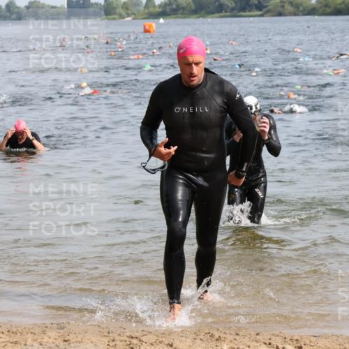 15.06.2025 - 27. Vierlanden-Triathlon Lena Gebhardt http://msf.ph/oto/8006671 15.06.2025 10:04:35 Schwimmen 390, 404, 452 meine-sportfotos.de