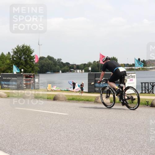 21.06.2025 - 27. Vierlanden-Triathlon H.Heesch http://msf.ph/oto/8006675 15.06.2025 12:06:51 Radfahren 852 meine-sportfotos.de