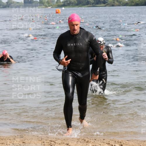 15.06.2025 - 27. Vierlanden-Triathlon Lena Gebhardt http://msf.ph/oto/8006682 15.06.2025 10:04:35 Schwimmen 390, 404, 452 meine-sportfotos.de