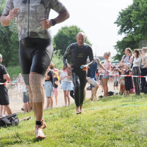 15.06.2025 - 27. Vierlanden-Triathlon KatJ http://msf.ph/oto/8006690 15.06.2025 10:05:42 Schwimmen 366, 378, 392, 401, 413, 450 meine-sportfotos.de