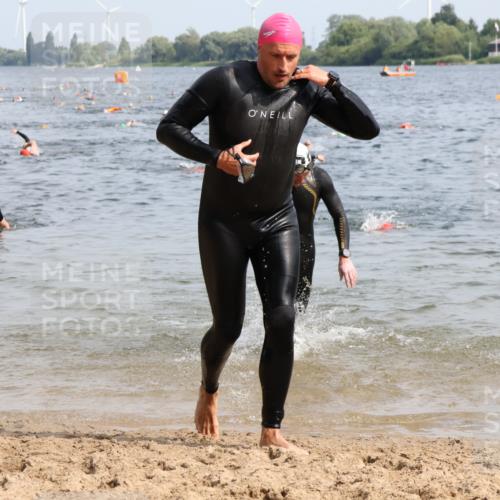 15.06.2025 - 27. Vierlanden-Triathlon Lena Gebhardt http://msf.ph/oto/8006701 15.06.2025 10:04:37 Schwimmen 390, 404, 452 meine-sportfotos.de