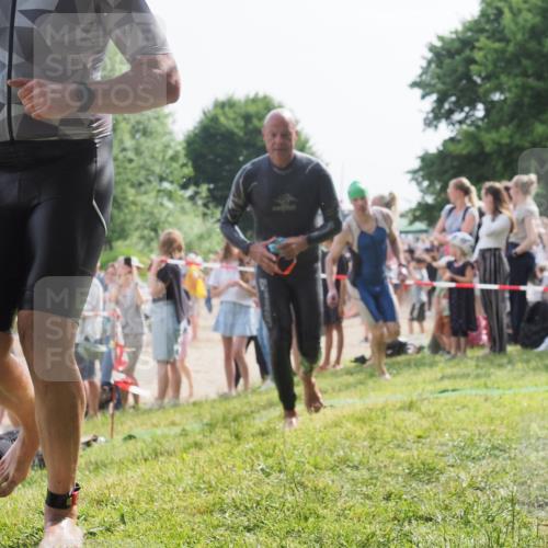 15.06.2025 - 27. Vierlanden-Triathlon KatJ http://msf.ph/oto/8006708 15.06.2025 10:05:42 Schwimmen 366, 378, 392, 401, 413, 450 meine-sportfotos.de