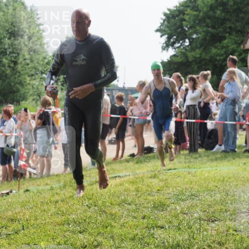 15.06.2025 - 27. Vierlanden-Triathlon KatJ http://msf.ph/oto/8006722 15.06.2025 10:05:43 Schwimmen 366, 378, 392, 401, 413, 450 meine-sportfotos.de