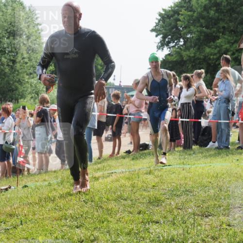 15.06.2025 - 27. Vierlanden-Triathlon KatJ http://msf.ph/oto/8006733 15.06.2025 10:05:43 Schwimmen 366, 378, 392, 401, 413, 450 meine-sportfotos.de