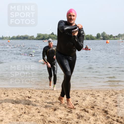 15.06.2025 - 27. Vierlanden-Triathlon Lena Gebhardt http://msf.ph/oto/8006735 15.06.2025 10:04:39 Schwimmen 390, 404, 452 meine-sportfotos.de