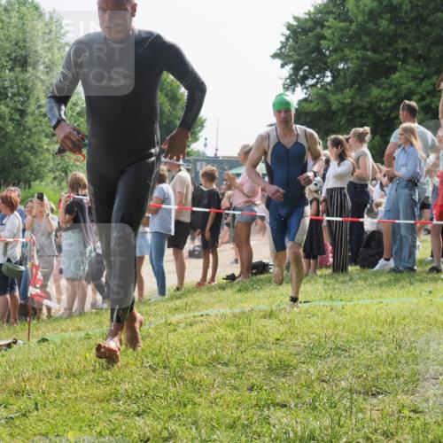 15.06.2025 - 27. Vierlanden-Triathlon KatJ http://msf.ph/oto/8006746 15.06.2025 10:05:43 Schwimmen 366, 378, 392, 401, 413, 450 meine-sportfotos.de